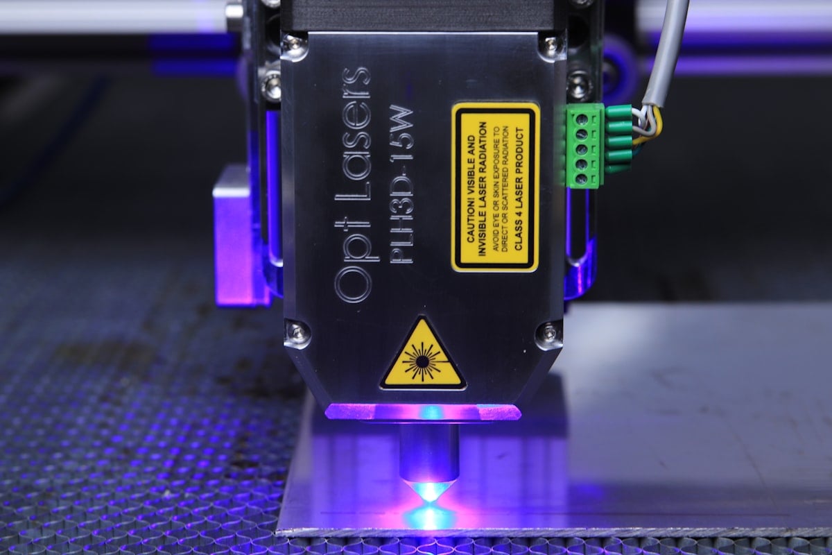 Faisceau de gravure laser en action sur un PC Gamer en atelier