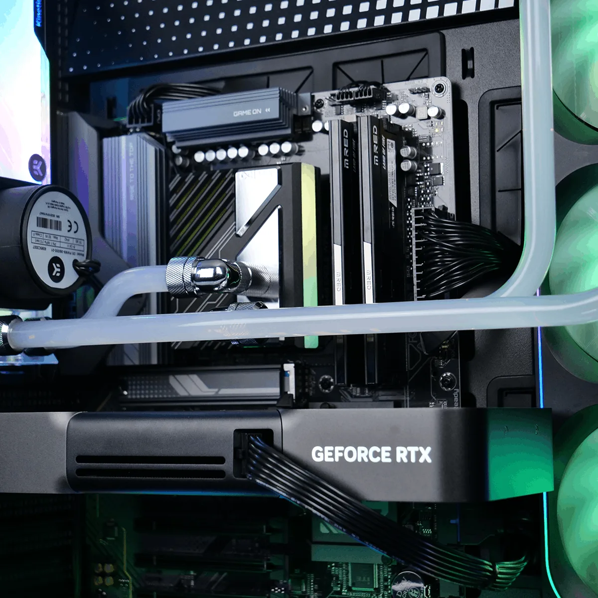 SADISTIC - 9800X3D/32Go/1to/5090 WC, vue 4