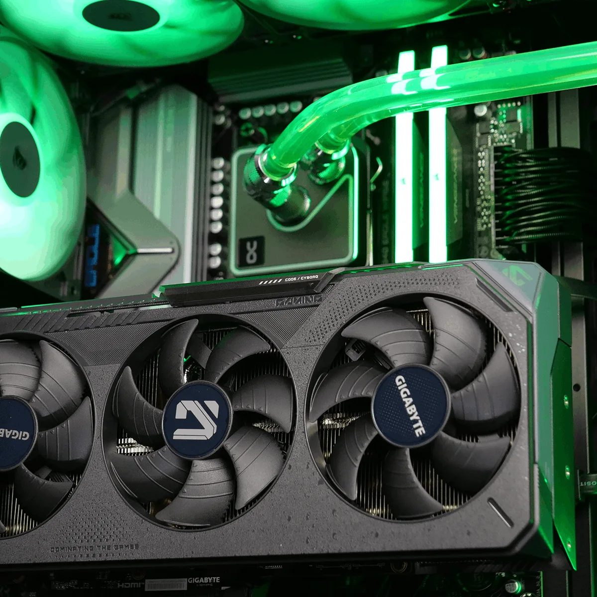 SAVAGE - 7800X3D/32Go/1To/9070XT WC, vue 4